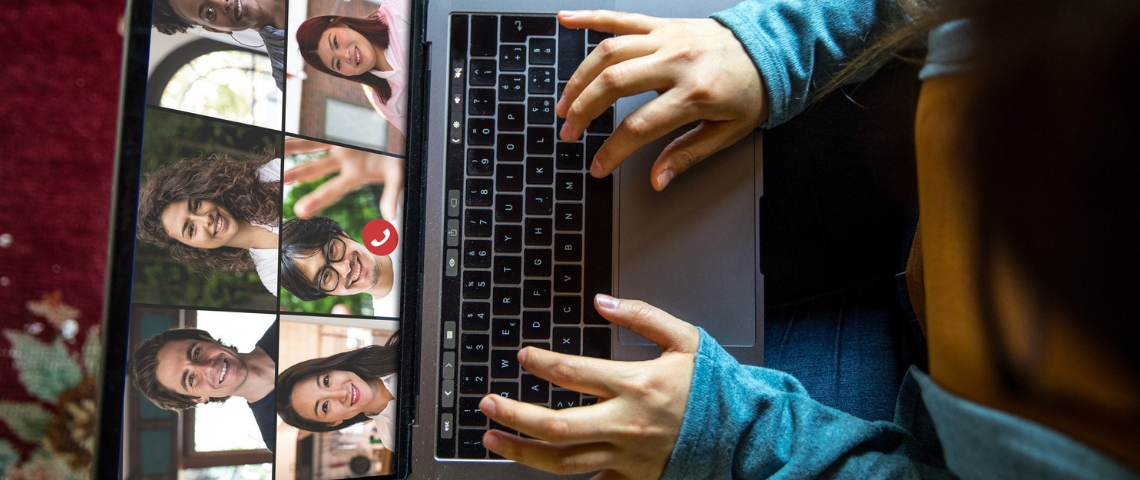 Comment le confinement impacte nos usages numériques ? Une personne en train de passer un appel vidéo sur son ordinateur