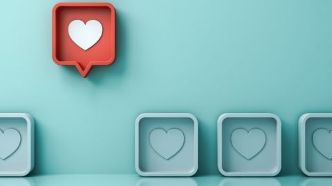 Des petits coeurs bleus et un coeur rose