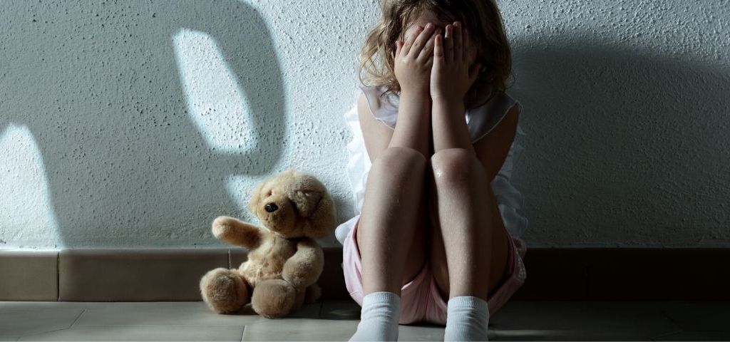 Unicef et NousToutes font entendre les cris des enfants confinés victimes de violences Une enfant pleure avec sa peluche
