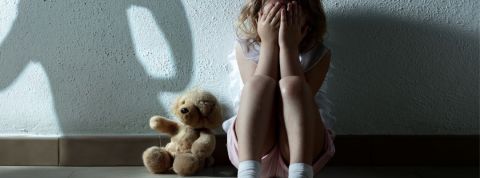 Unicef et NousToutes font entendre les cris des enfants confinés victimes de violences Une enfant pleure avec sa peluche
