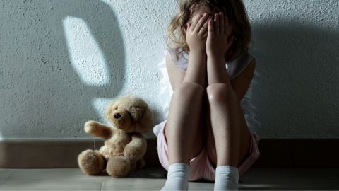 Unicef et NousToutes font entendre les cris des enfants confinés victimes de violences Une enfant pleure avec sa peluche