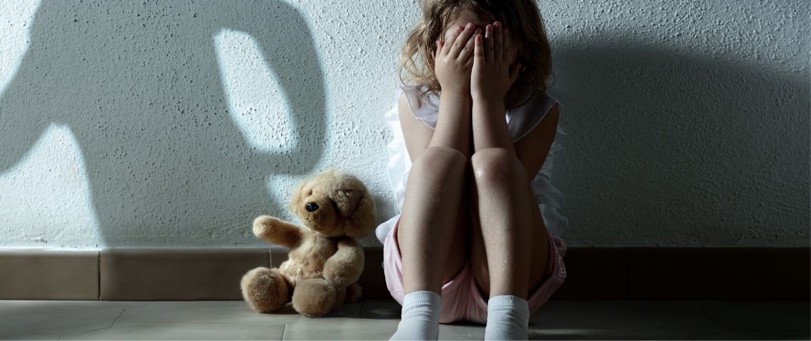 Unicef et NousToutes font entendre les cris des enfants confinés victimes de violences Une enfant pleure avec sa peluche