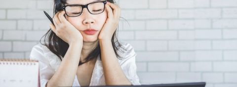 Les réunions en vidéo épuisent nos cerveaux Une femme qui dort devant son ordinateur