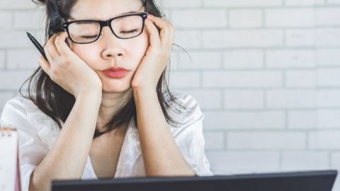 Une femme qui dort devant son ordinateur