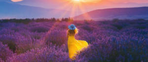 Une femme portant une robe jaune dans un champ de lavande