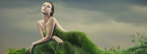 Gucci veut arrêter de produire des collections à chaque saison Une femme nue derrière une butte d'herbe