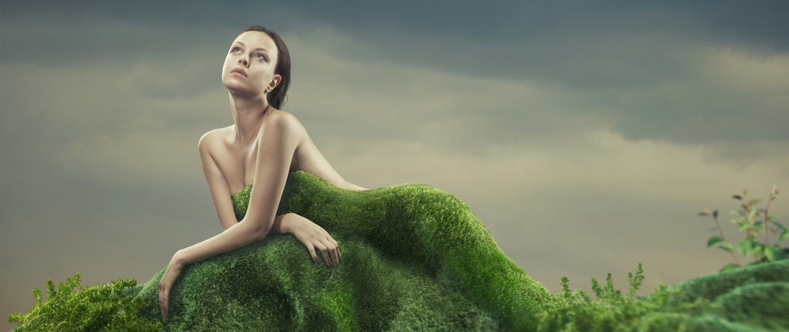 Gucci veut arrêter de produire des collections à chaque saison Une femme nue derrière une butte d'herbe