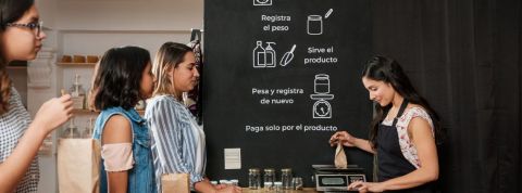 Une femme pèse un sachet boutique zero dechet