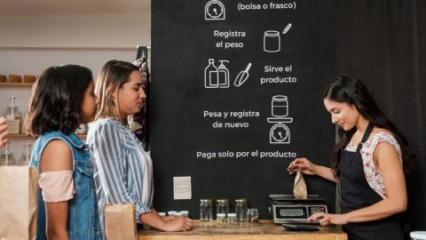 Une femme pèse un sachet boutique zero dechet