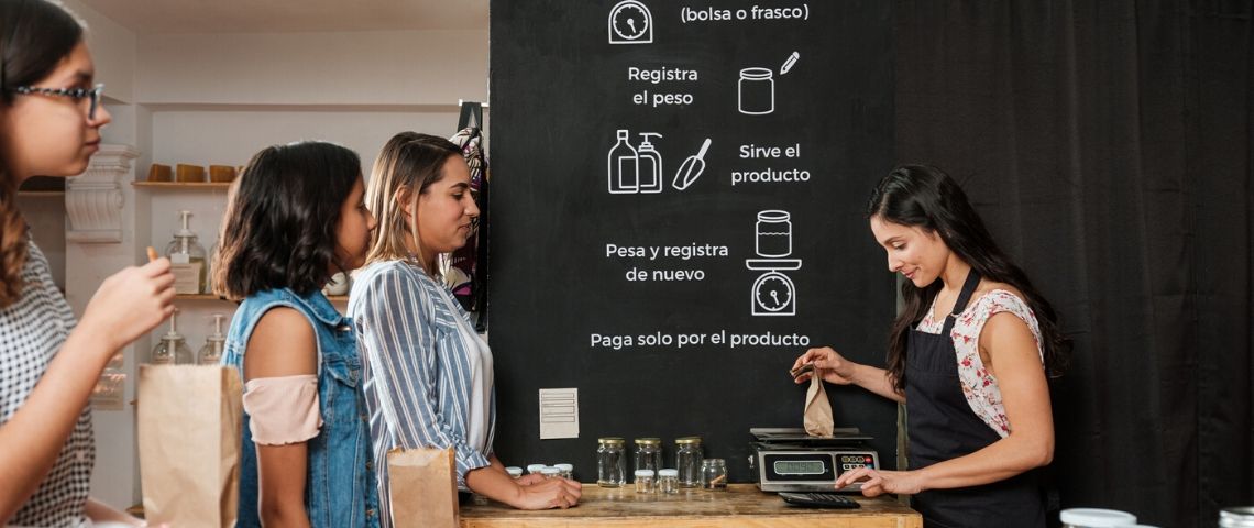 Une femme pèse un sachet boutique zero dechet