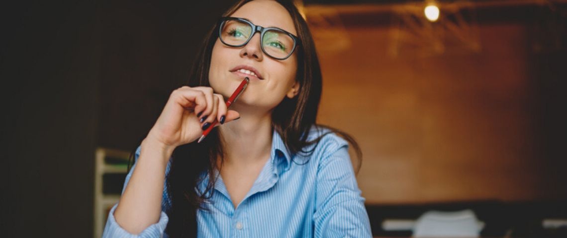 Que faire avec les 98% de visiteurs qui ne convertissent pas ? Une femme qui réfléchit