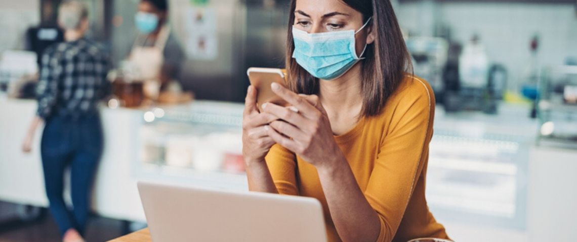 3 bonnes raisons de muscler vos UGC avant l’été Une femme avec un masque travaille