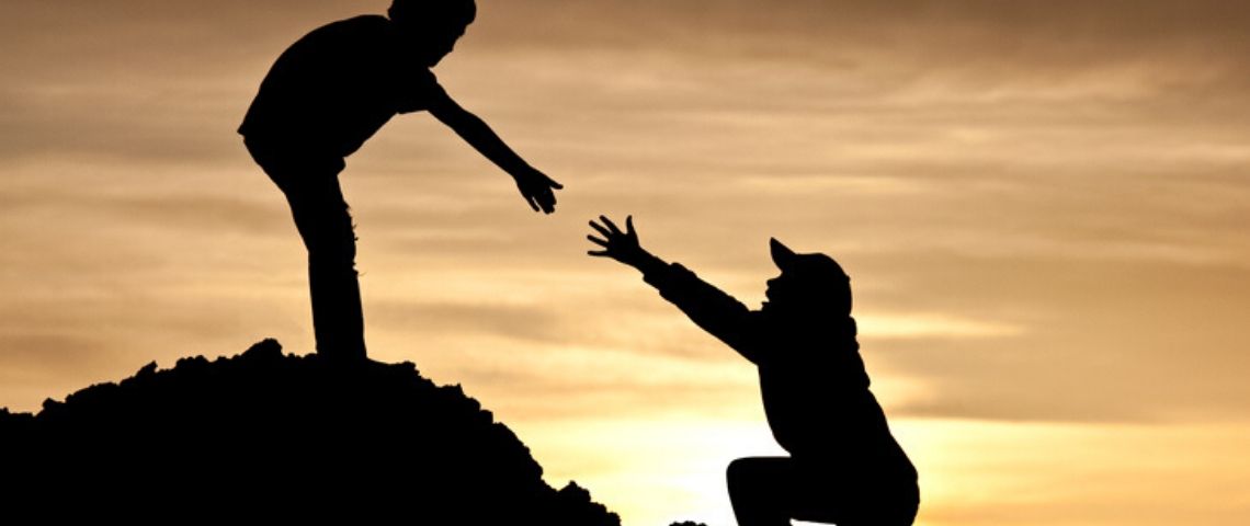 Cette crise est notre dernière chance de faire émerger la nouvelle économie de soutien de la vie Deux enfant qui s'entraident