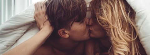 Étude sur l'infidélité pendant le confinement Un couple qui s'embrasse sous la couette