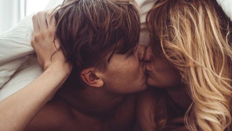 Un couple qui s'embrasse sous la couette