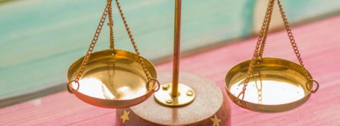 Et si le confinement n'avait pas changé grand-chose ? Une balance sur un fond vert et rose