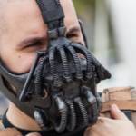 Un homme déguisé en Bane, le personnage de Batman