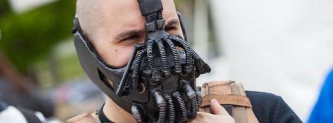 Les masques du super-vilain Bane en rupture de stock Un homme déguisé en Bane, le personnage de Batman