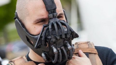 Un homme déguisé en Bane, le personnage de Batman