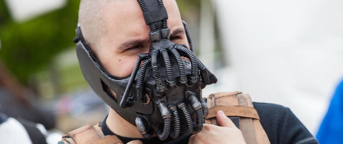 Les masques du super-vilain Bane en rupture de stock Un homme déguisé en Bane, le personnage de Batman
