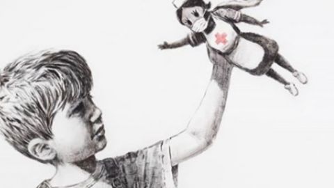 Un dessin de Banksy représentant un petit garçon en train de jouer avec une infirmière-superhéroïne