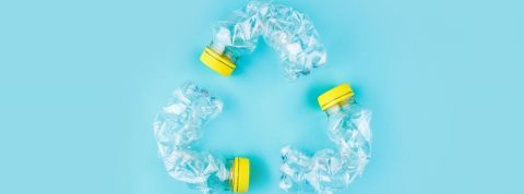 Pub et surconsommation : un durcissement des règles pour les annonceurs ? des bouteilles en plastique disposées en cercle de recyclage