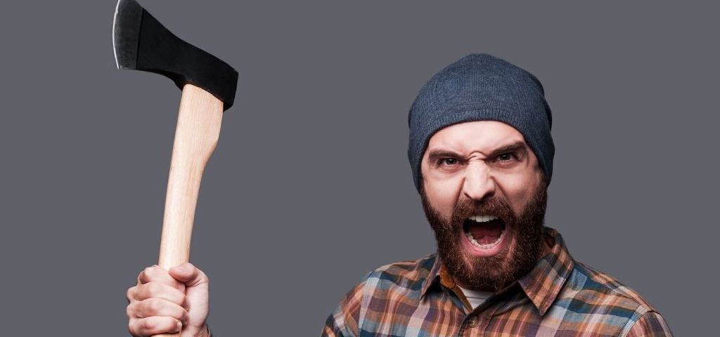 Comment mieux gérer son budget marketing après la crise un bucheron faché qui lève sa hache en l'air