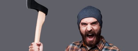 Comment mieux gérer son budget marketing après la crise un bucheron faché qui lève sa hache en l'air