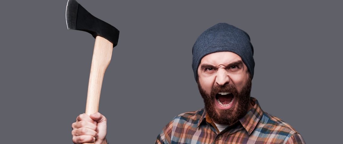 Comment mieux gérer son budget marketing après la crise un bucheron faché qui lève sa hache en l'air