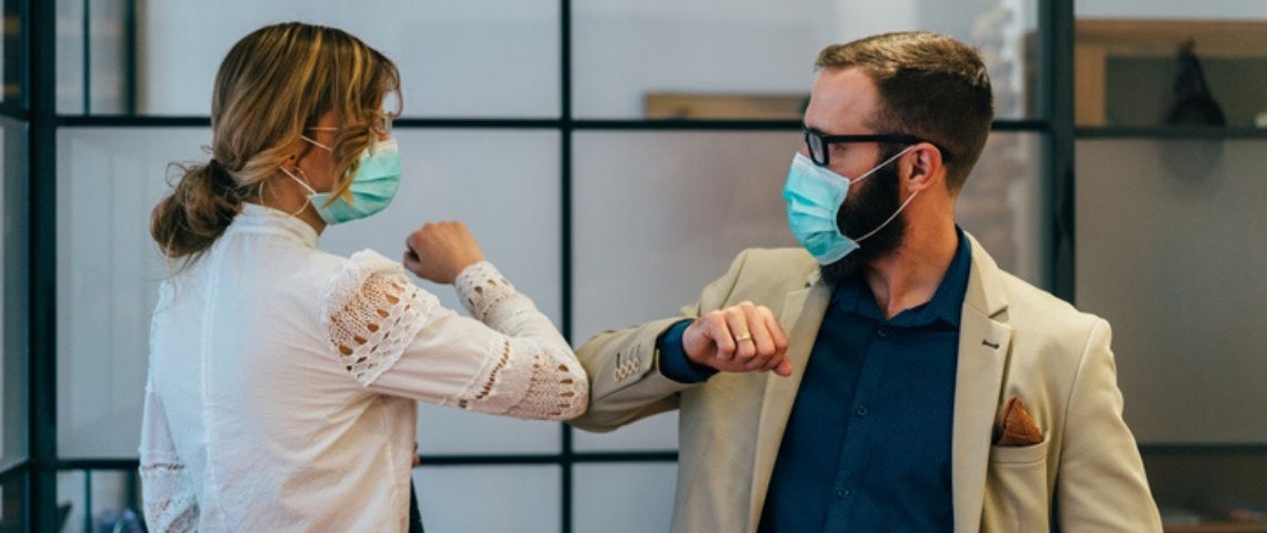 Comment éviter le confinement psychologique après le confinement physique en entreprises Des gens qui se disent bonjour avec le masque