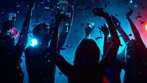 Des gens qui font la fête à une soirée