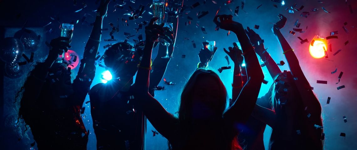 C'est quoi Clubhouse ? Des gens qui font la fête à une soirée