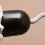 Un homme avec un crochet à la place de la main