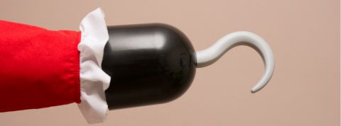 Comment éviter de toucher des objets avec ses mains ? Un homme avec un crochet à la place de la main