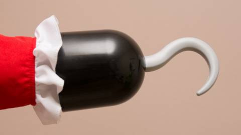 Un homme avec un crochet à la place de la main