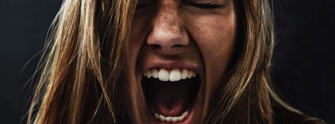 Réapprendre à se parler avec le philosophe Michael Foessel Une femme en gros plan qui crie