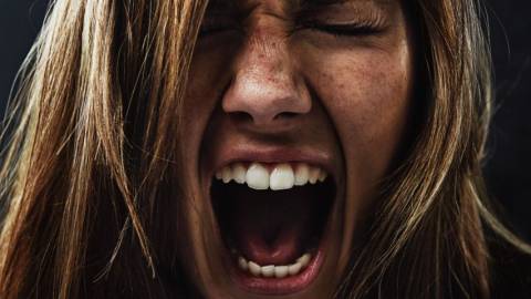 Une femme en gros plan qui crie