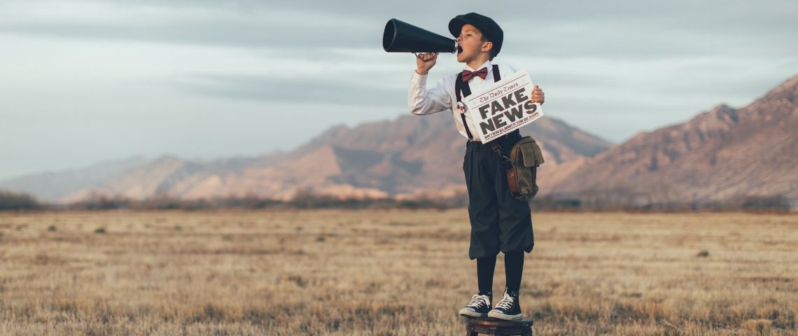 Qui sont ces gens qui diffusent des fake news ? Un enfant avec un mégaphone et un journal où il est écrit Fake News