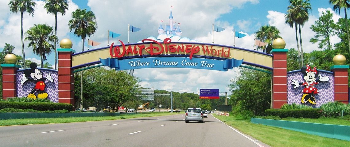 Les lieux de confinement insolites Entrée du parc Disney World en Floride