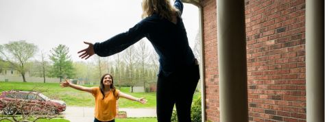 Comment vivre dans un monde sans contact ? Deux amies qui se font un câlin à distance