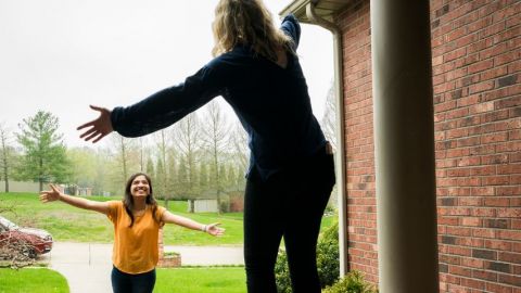 Comment vivre dans un monde sans contact ? Deux amies qui se font un câlin à distance