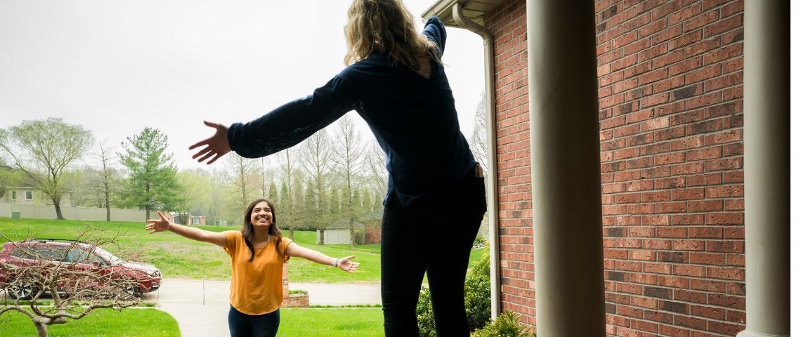 Comment vivre dans un monde sans contact ? Deux amies qui se font un câlin à distance