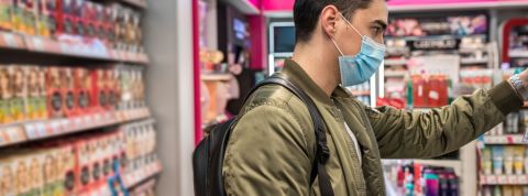 Quelles sont les marques préférées des Français en confinement ? un homme portant un masque en train de faire ses courses au supermarché