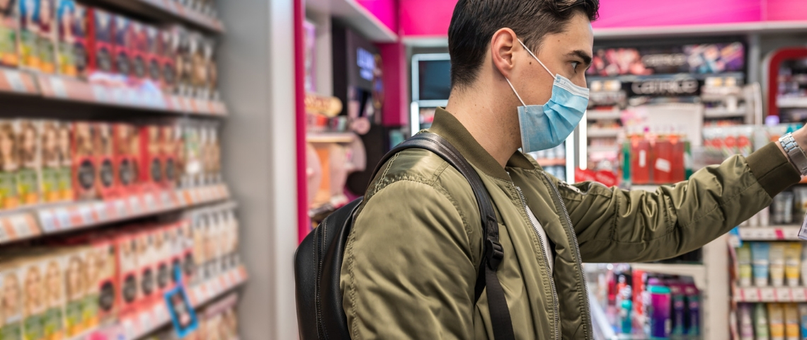 Quelles sont les marques préférées des Français en confinement ? un homme portant un masque en train de faire ses courses au supermarché