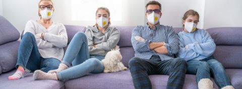 Six chiffres marquants de notre dernière semaine de confinement Une famille confinée sur son canapé