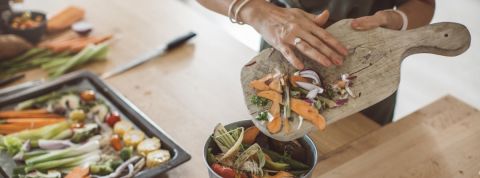 Nos habitudes alimentaires pendant le confinement Une femme en train de jeter des épluchures de légumes