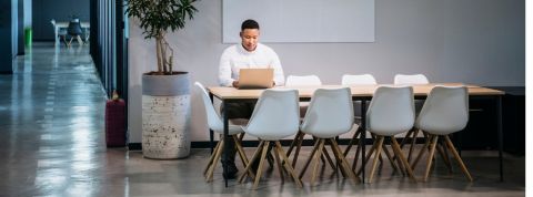 Le ministère du travail explique les obligations des entreprises pour la reprise Un homme travaillant seul dans un bureau vide