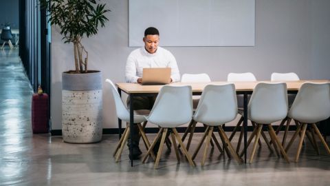Un homme travaillant seul dans un bureau vide