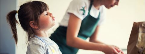 Quelles habitudes du confinement allons-nous garder ? Une petite fille et sa mère en train de cuisiner