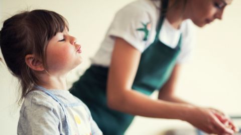 Une petite fille et sa mère en train de cuisiner
